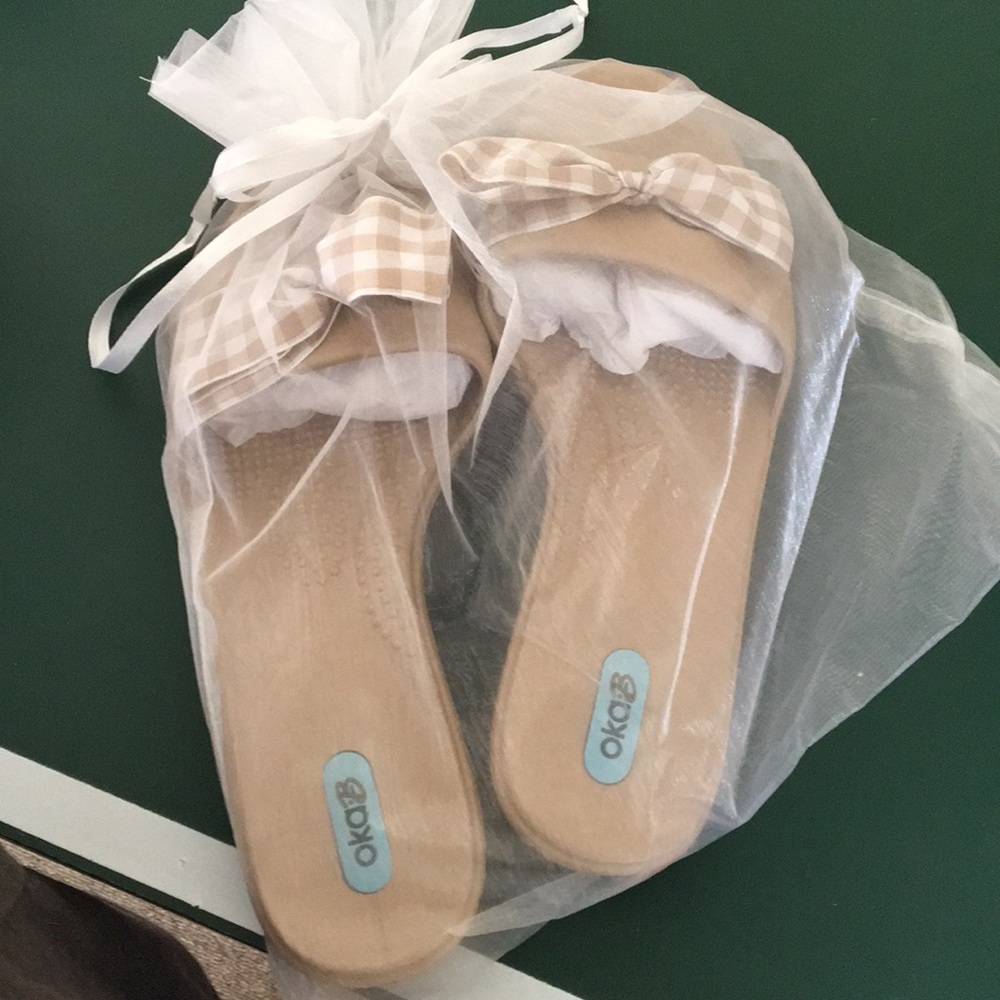 Oka B flip flops size medium